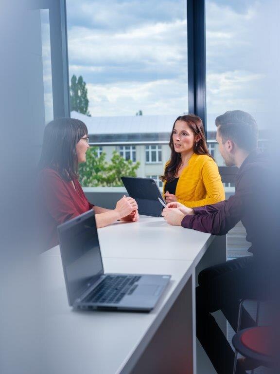 Kolleginnen und Kollegen unterhalten sich