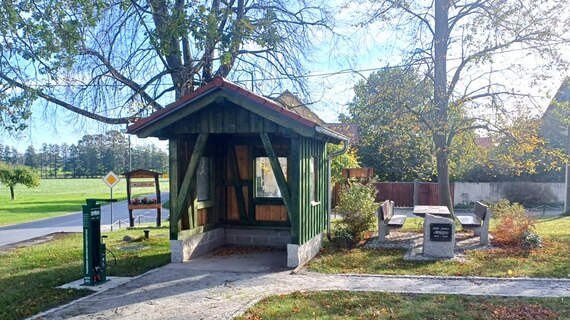 Rastplatz mit Reparatur- und Ladestation für Radfahrer in Radibor, OT Luppa