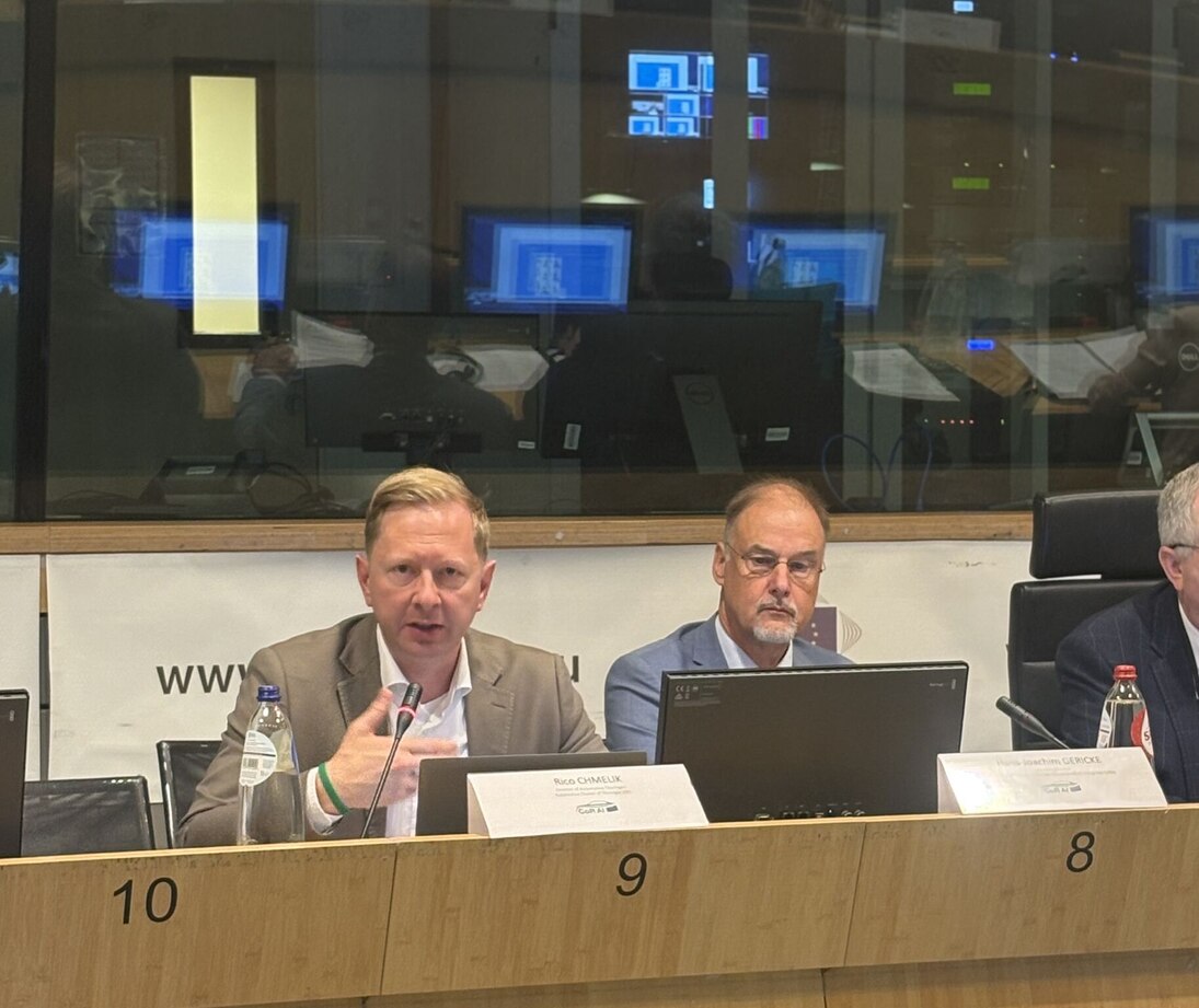Keynote Speaker Rico Chmelik and CoRAI General Secretary Hans-Joachim Gericke.
