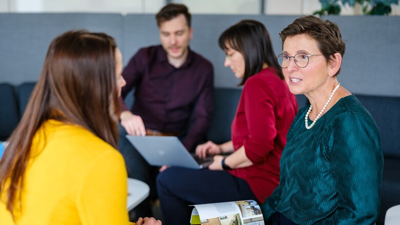 Kolleginnen und Kollegen unterhalten sich