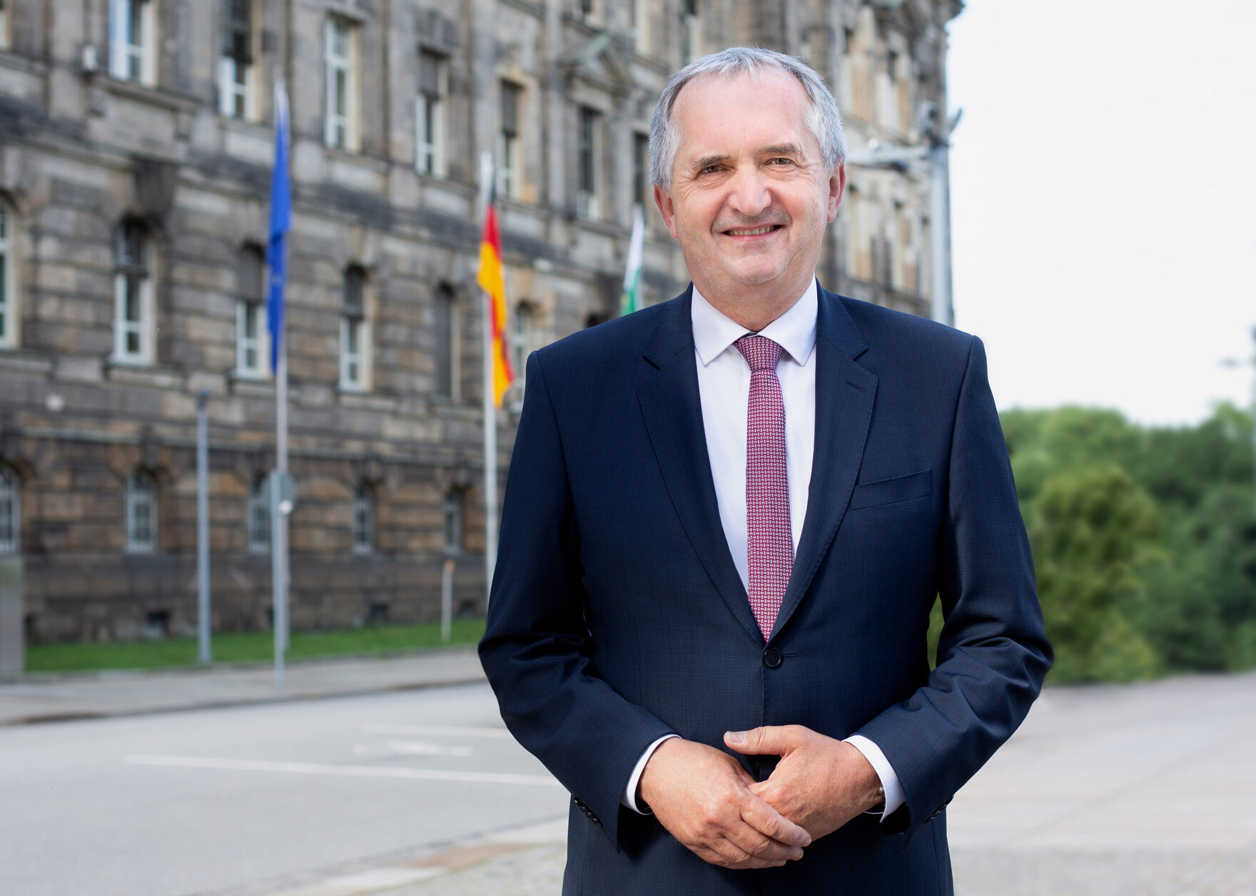 Staatsminister Schmidt vor der Staatskanzlei