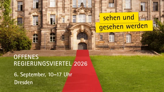 Ein roter Teppich verläuft zum Eingang eines alten Gebäudes